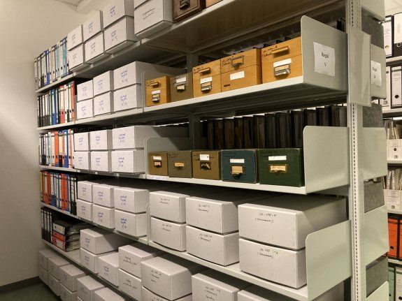 Article Image: View into the depot of the LMU University Archive in Munich where parts of Stresemann's estates are stored. Photo: Clarissa Bluhm.