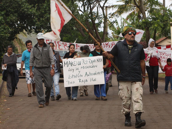 Article Image: In April 2011, Rapanui actors demand the restitution of land ownership, migration control, and political autonomy from the Chilean State. Photo: Diego Muñoz, April 2011, Hanga Roa, Rapa Nui.