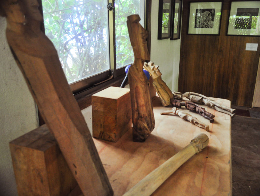 Article Image: Workshop of Bene Tuki, Rapanui sculptor (RIP). Photo: Paula Rosetti.
